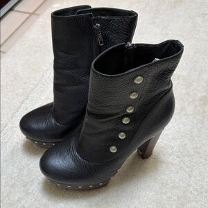 Ugg Cosima Short Black - Women’s size 8